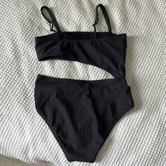 Shade & Shore Women’s Ribbed Cut Out One Piece Swimsuit in Black Size Large - Picture 6 of 8